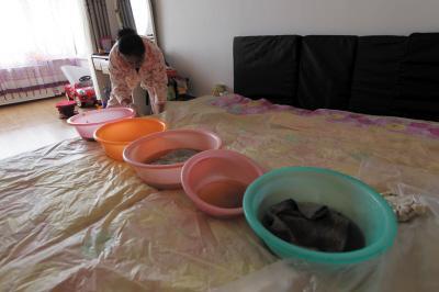 册亨楼上漏水，住户失联，小区没物管，业主维权难！律师来支招……